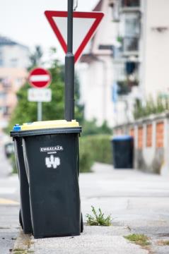 Zabojniki na cesti